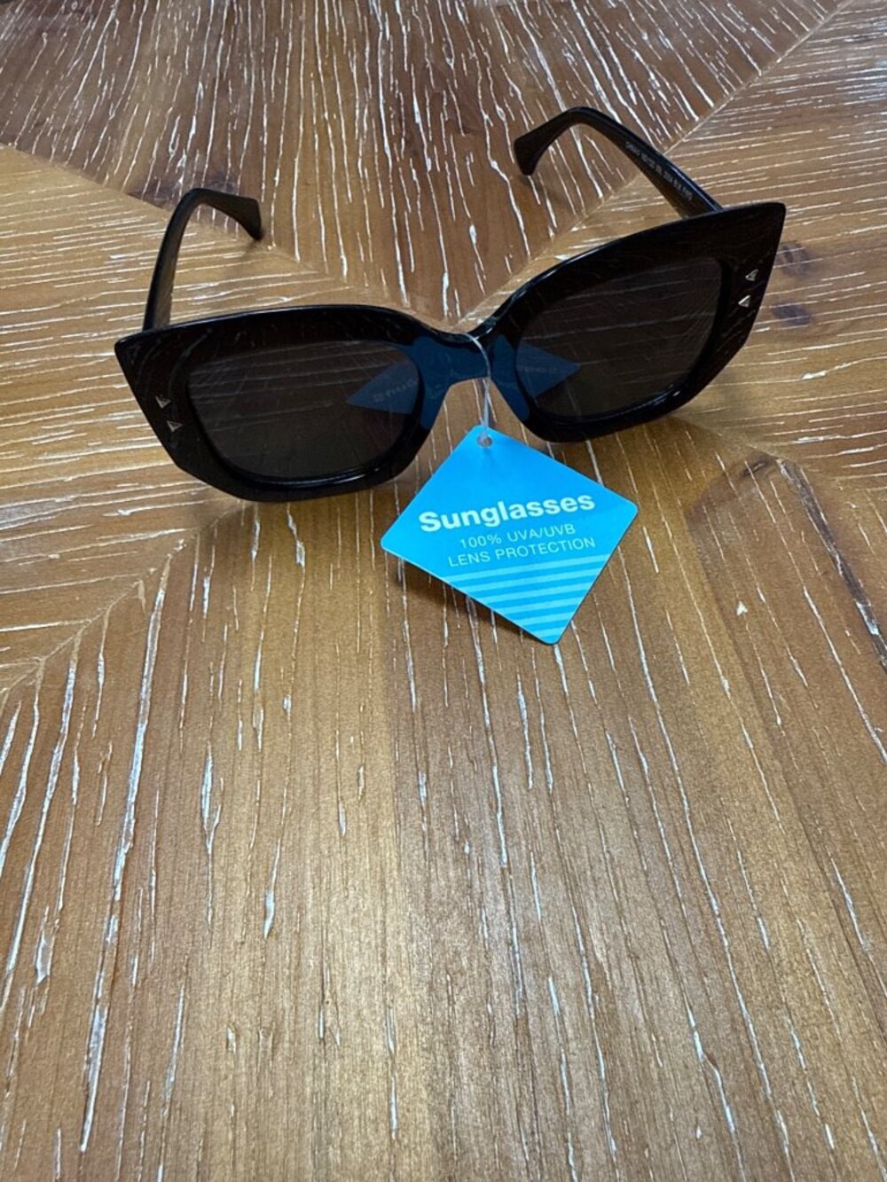 Black Cat Eye Sunglasses With UV/UVB Protection & Subtle Stud Details Stylish Ac